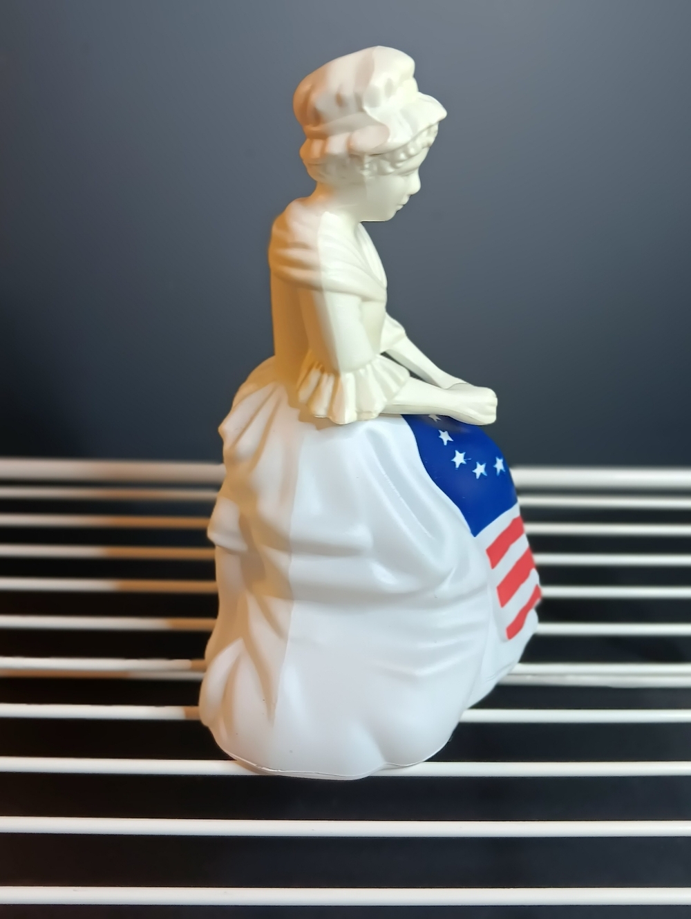 Vintage 1976 Avon Betsy Ross Figurine Cologne Bottle 5.5" H×4.5"W×3"D - Picture 3 of 7